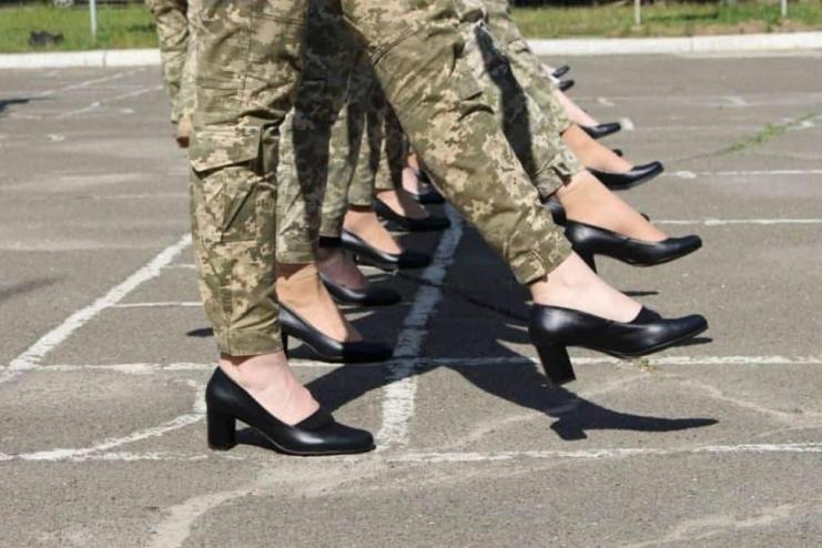 Менеджеры, журналисты и бухгалтеры: на воинский учет будут ставить женщин 