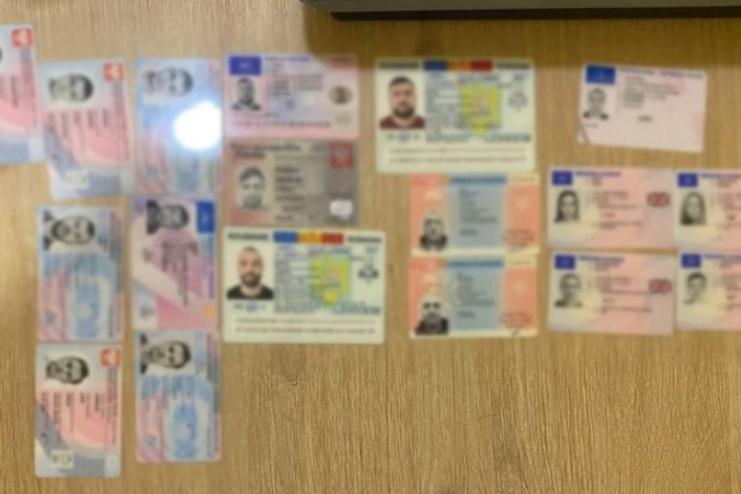 На Одещині затримали чоловіка з понад 20 підробними документами