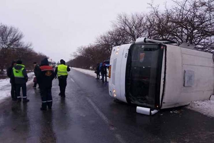На трассе перевернулся пассажирский автобус Херсон-Одесса: чудом обошлось без жертв