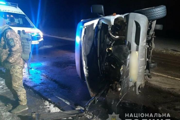 Под Одессой микроавтобус столкнулся с легковым авто: пятеро пострадавших