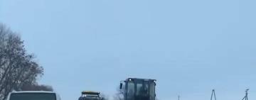 Заметіль, ожеледиця не стали на заваді прокладанню асфальту в Болградському районі