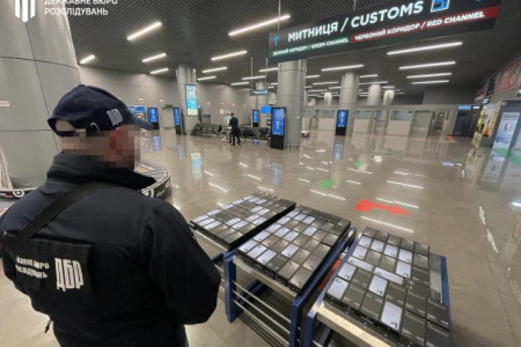 Посадовці митного поста аеропорту «Одеса» сприяли контрабанді понад 200 «iPhone» 