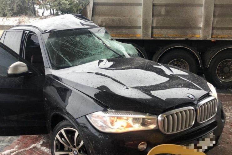 Не врахував погодні умови: на Одещині внаслідок ДТП постраждав водій BMW 