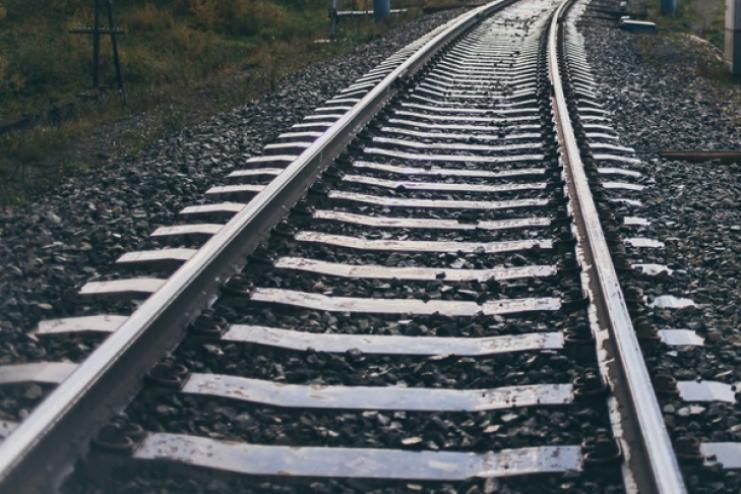 В ОДЕССКОЙ ОБЛАСТИ ПЬЯНЫЙ ПАРЕНЬ УПАЛ С МОСТА НА ЖЕЛЕЗНОДОРОЖНЫЕ ПУТИ
