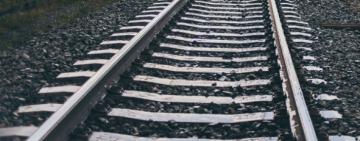 В ОДЕССКОЙ ОБЛАСТИ ПЬЯНЫЙ ПАРЕНЬ УПАЛ С МОСТА НА ЖЕЛЕЗНОДОРОЖНЫЕ ПУТИ