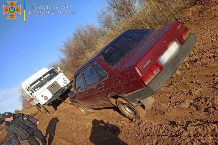 Одеська область: рятувальники дістали два автомобіля, які застрягли у болоті