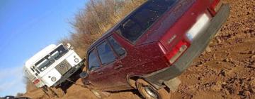 Одеська область: рятувальники дістали два автомобіля, які застрягли у болоті