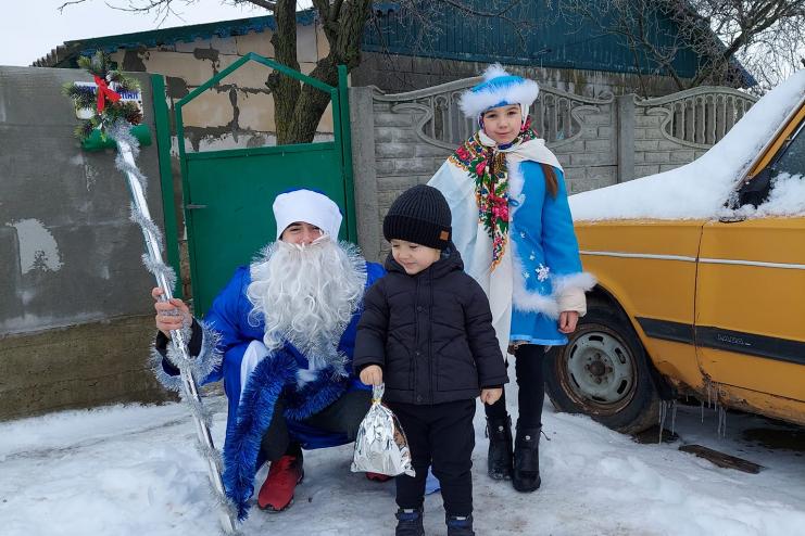 К маленьким жителям Виноградовки (Тарутинская ПТГ) домой пришел Дед Мороз.