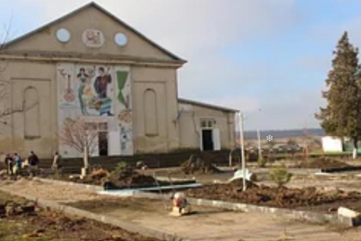 В селі Садове Теплицької громади завершено благоустрій території біля місцевого клубу