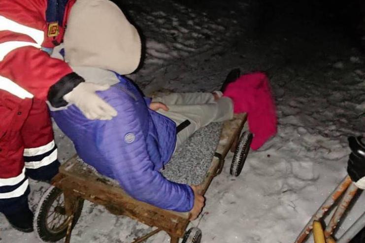 Под Харьковом из-за плохой дороги врачам пришлось километр тащить пациента на хозяйственной тележке