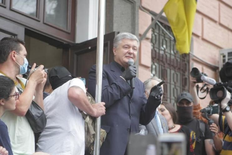 Петро Порошенко приїхав до Печерського суду, його зустріли тисячі активістів