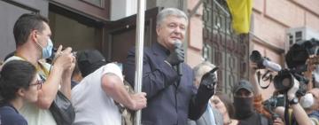 Петро Порошенко приїхав до Печерського суду, його зустріли тисячі активістів