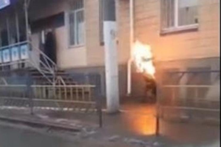 Медики рассказали о состоянии мужчины, который поджег себя возле здания полиции в Одесской области