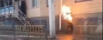 Медики рассказали о состоянии мужчины, который поджег себя возле здания полиции в Одесской области