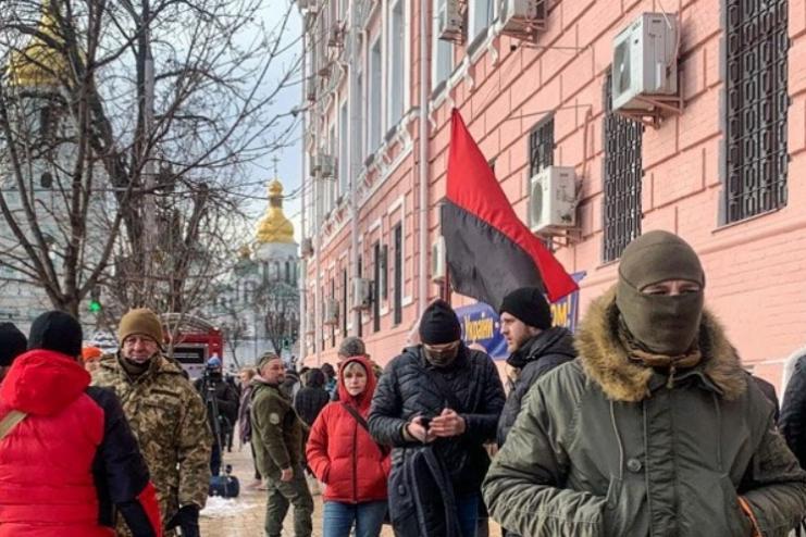 Під Печерським судом Києва на мітингу на підтримку Порошенка відбулись сутички