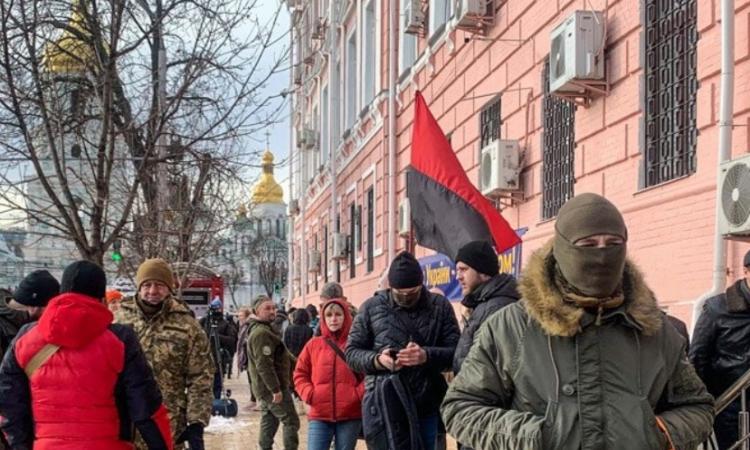 Під Печерським судом Києва на мітингу на підтримку Порошенка відбулись сутички
