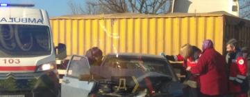 На трассе Одесса-Рени ограничено движение: столкнулись фура и легковое авто