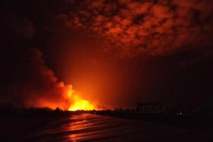В Маяках снова горят плавни