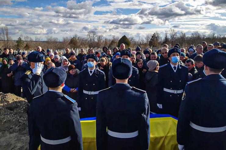 Тарутинщина попрощалась із гвардійцем, який загинув під час стрільби у Дніпрі