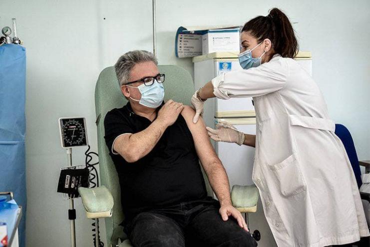 C сегодняшнего дня невакцинированных медиков и чиновников будут отстранять от работы
