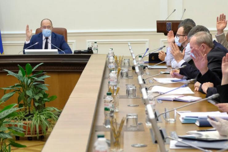 Подростки смогут получить тысячу за вакцинацию уже в феврале