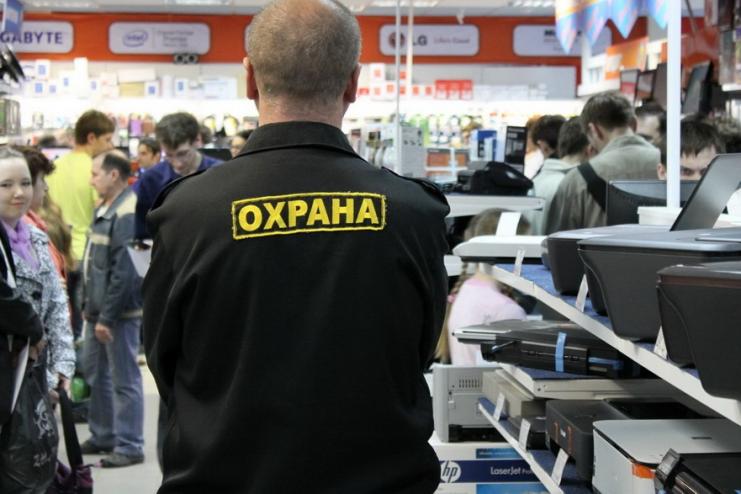 «Пугает людей»: охранник торгового центра в Одессе прогнал девушку с ДЦП