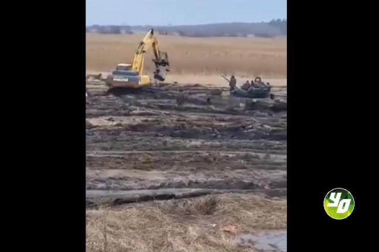 Так себе "вторжение":  российские танки увязли в грязи (ВИДЕО)