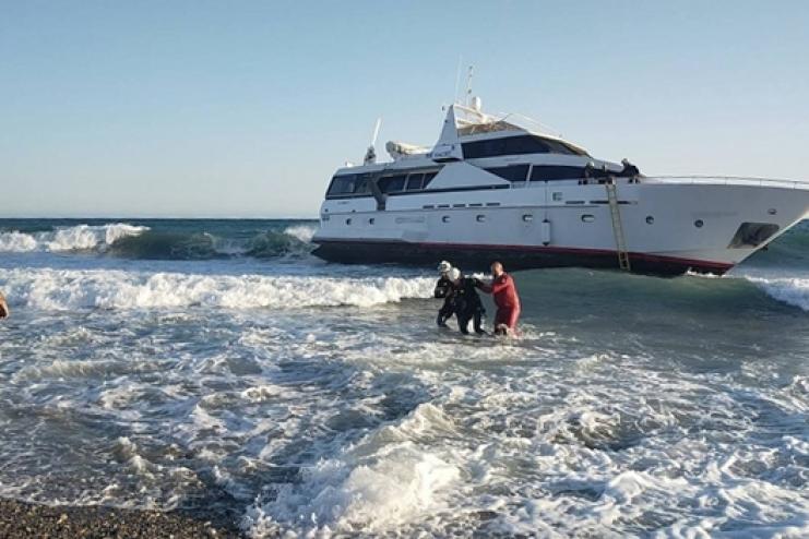 В Испании с яхты спасли украинцев, француза и двух собак