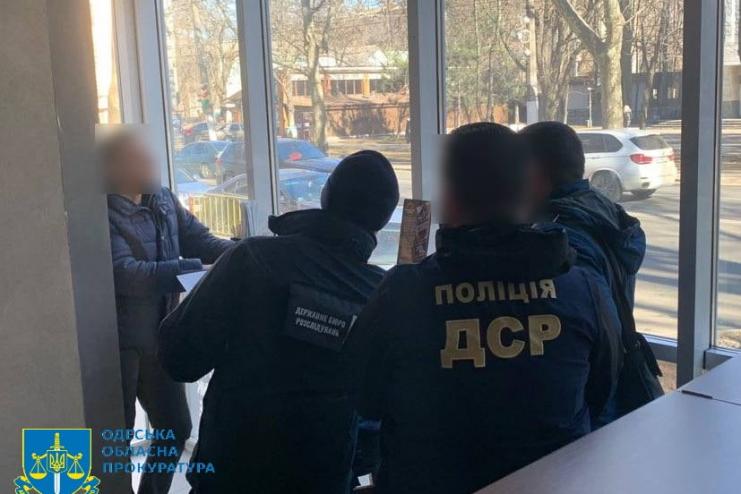В Одессе задержали налоговиков при получении взятки