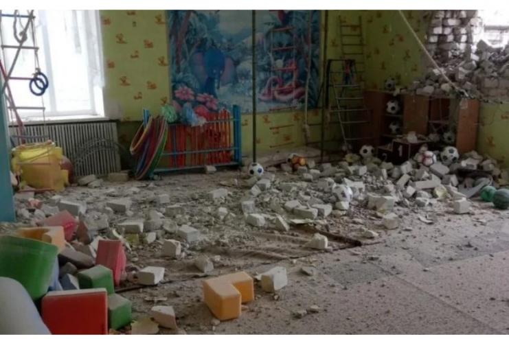 Загострення на Донбасі: бойовики обстріляли дитсадок, школу та залізничну станцію в Луганській області