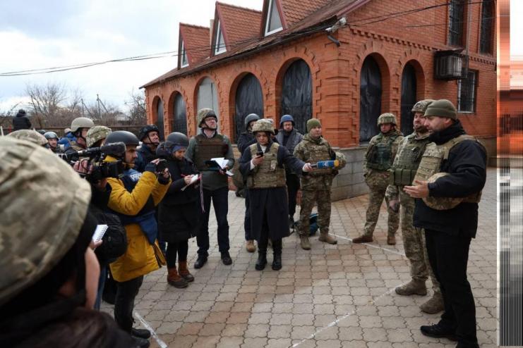 Депутаты от "СН" и иностранные журналисты попали под обстрел в зоне ООС (видео)