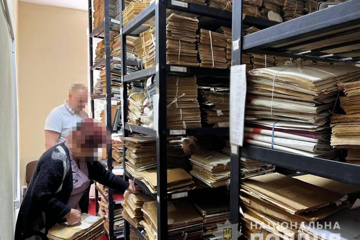 Продавала стаж: на Одещині правоохоронці викрили директорку трудового архіву 