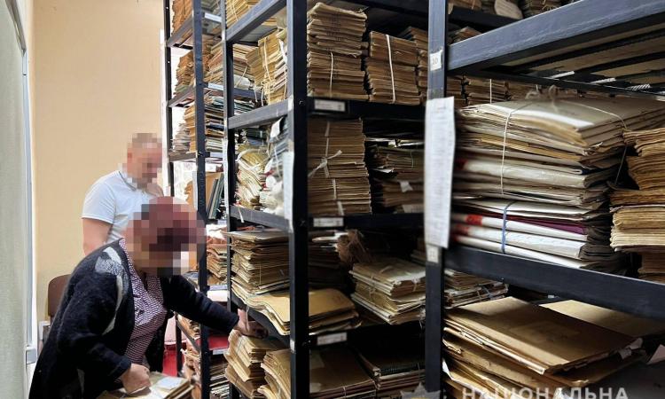 Продавала стаж: на Одещині правоохоронці викрили директорку трудового архіву 