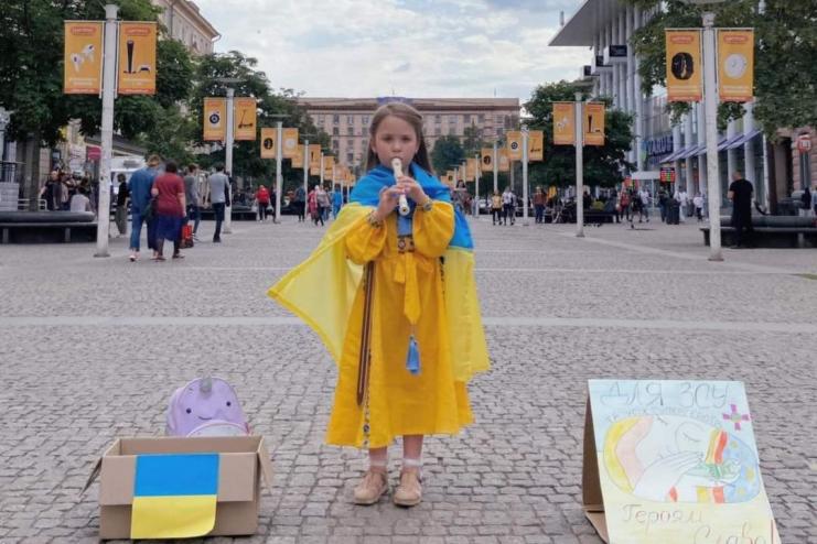 Країна неймовірних людей: 6-річна Соломійка грою на сопілці зібрала більше 120 тис грн на допомогу ЗСУ