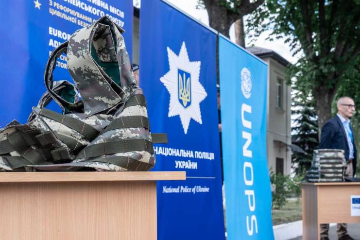 Захищаючи захисників – ЄС передав українським правоохоронцям захисне спорядження на 3 мільйона євро 