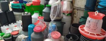 СПРОС РЕШАЕТ: на "7 километре" предлагают канистры в широком ассортименте