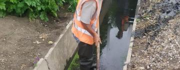 Робота якій не позаздриш: в Кілії комунальники почали розчищати зливоскиди