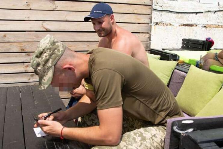 Прийшов засмагати – отримай повістку: одеситам на пляжі видавали путівки у військкомат