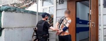 Житель Кілії в Одесі пограбував літню містянку і, переховуючись, погрожував стрибнути з даху багатоповерхівки (відео)