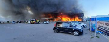 Кількість жертв може сягати 1000: ворог ударив ракетами по торгівельному центрі у Кременчуці (відео)