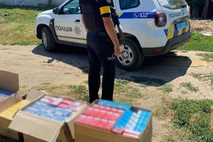 На Одещині поліцейські вилучили тисячі пачок безакцизних цигарок та сотні літрів сурогатного алкоголю