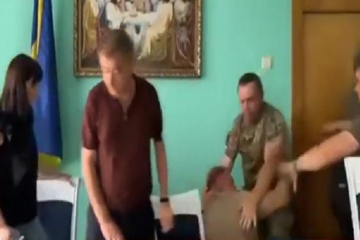 Голова райради та мер Білгорода-Дністровського побилися на засіданні: поліцейські розпочали два кримінальних провадження  
