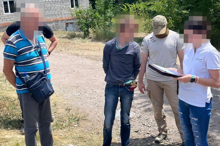 Дані отримав через контакти у місцевій владі: СБУ затримала колаборанта з Одеси, який збирався передати бойовикам «днр» персональні дані військовослужбовців ЗСУ (відео)