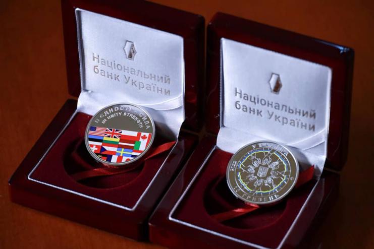 В Україні випустили пам'ятні монети "У єдності - сила"