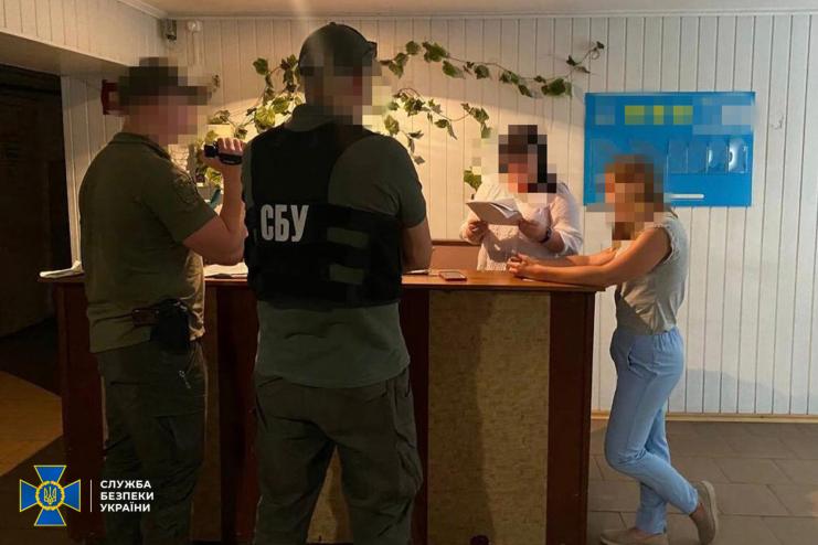 СБУ викрила ділків, які вимагали оплату за безкоштовне житло у переселенців (відео)