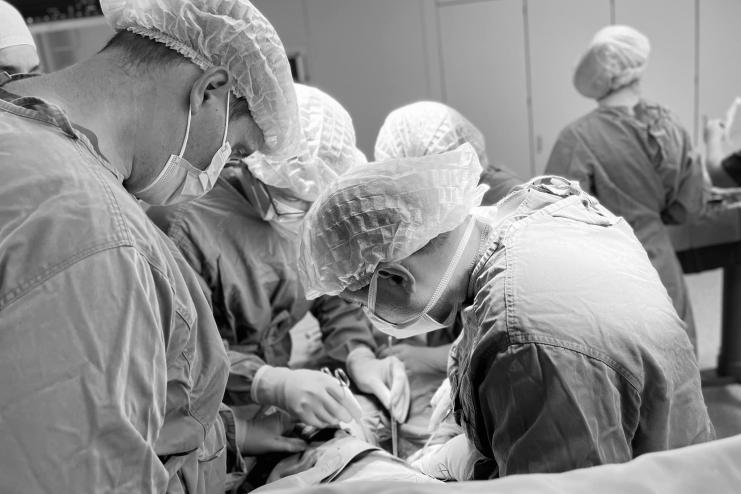 У Києві лікарі успішно пересадили нирку від мами - доньці 