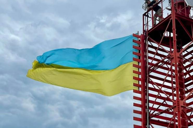 На одному з узбережжів Одещині встановили шестиметровий прапор України (фото) 
