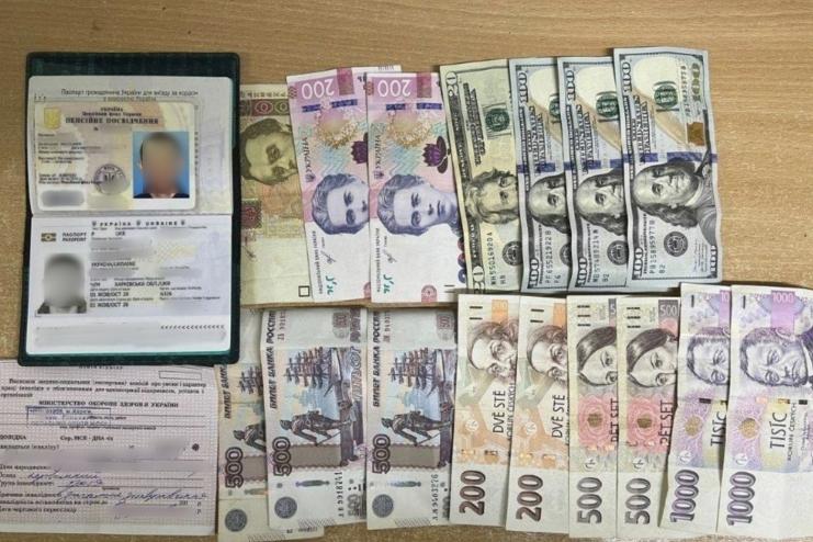 Українець на кордоні пропонував хабар військовослужбовцям у валюті країни-агресора