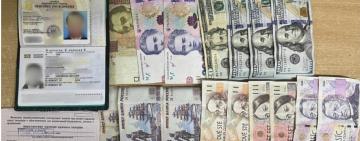 Українець на кордоні пропонував хабар військовослужбовцям у валюті країни-агресора