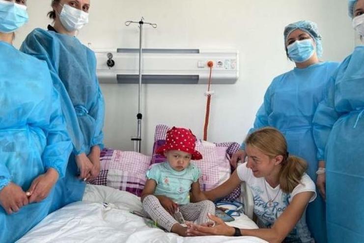 Львівські лікарі провели пересадку кісткового мозку трирічній дівчинці з Волині